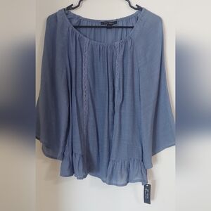 Zac and Rachel women's top size small. C1